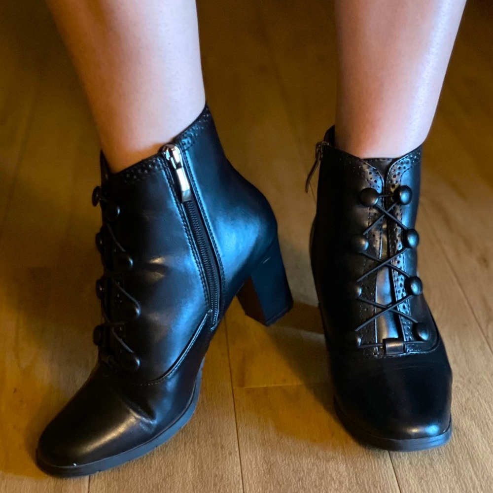 Black skating boots